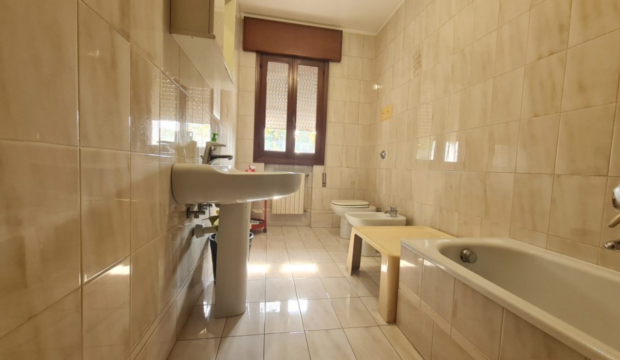 BAGNO FINESTRATO CON VASCA PIANO PRIMO