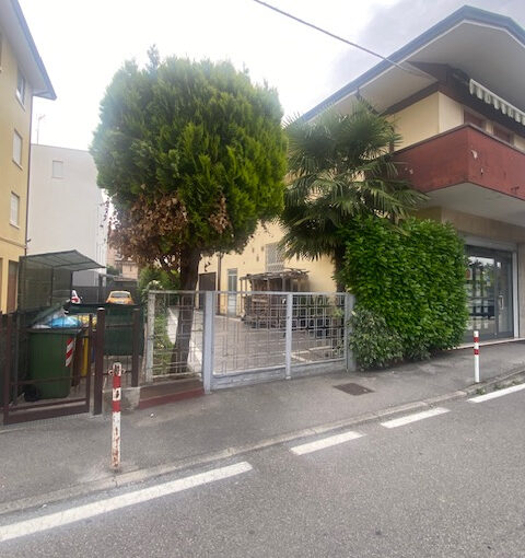 Ampio Magazzino in Affitto nel Cuore di Albignasego
